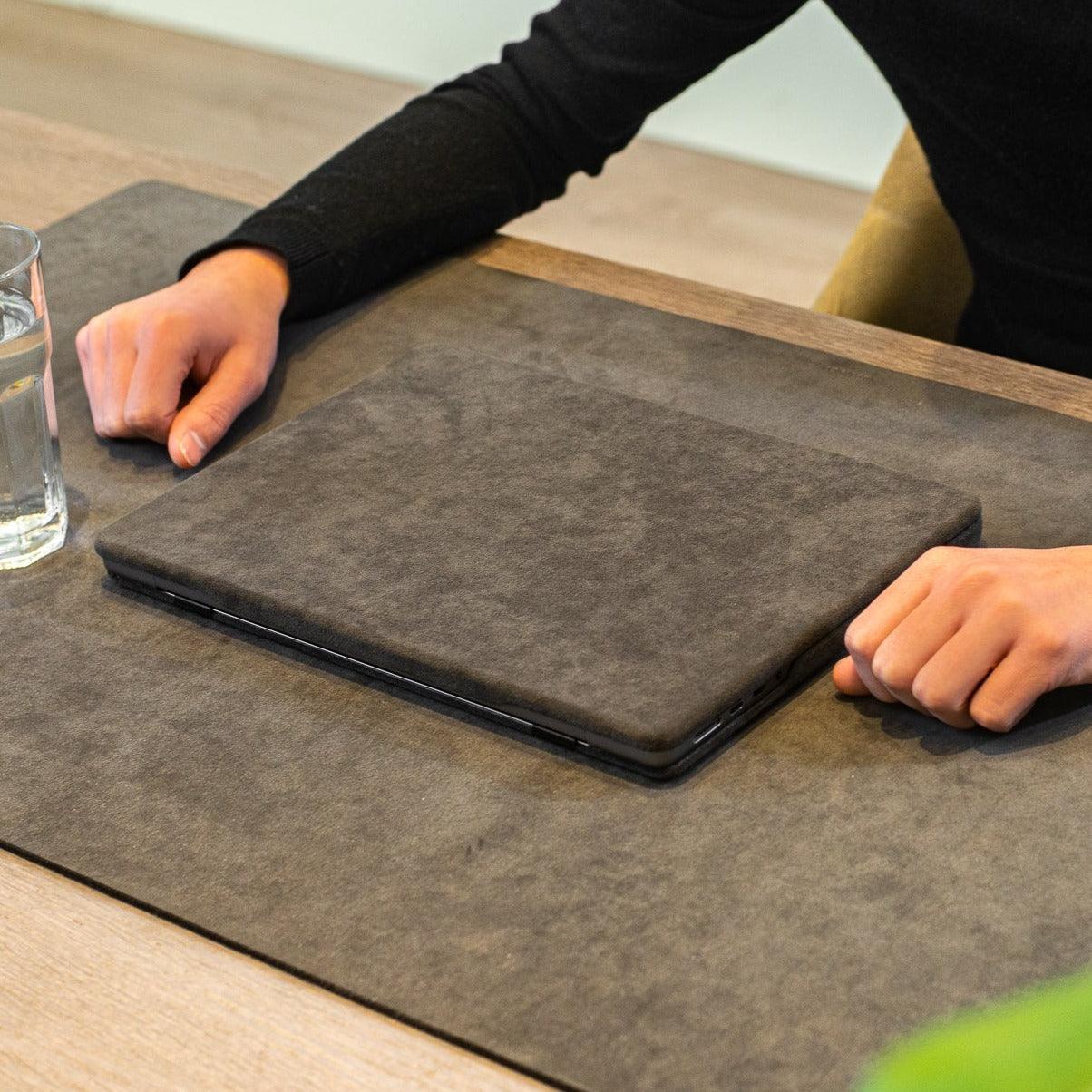 Alcantara MacBook Pro & Pro Max Cover - For 16 inch (2021 - 2024) - Space Grey - Alcanside